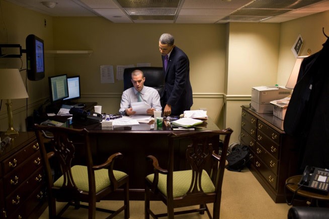 Ông Obama được coi là tổng thống thành công nhất trong việc theo đuổi cải cách y tế với chương trình Obamacare. Mục tiêu của chính sách này là giúp công dân Mỹ được tiếp cận với bảo hiểm y tế với chi phí hợp lý, nâng cao chất lượng chăm sóc sức khoẻ. Ông chủ Nhà Trắng và trợ lý Jon Favreau đang thảo luận về bài phát biểu cải cách y tế vào tháng 3/2010.