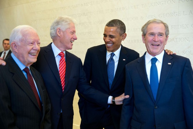 Ông Obama cùng các cựu tổng thống Jimmy Carter, Bill Clinton và George W. Bush tại lễ khai trương bảo tàng và thư viện George W.Bush ở Dallas, bang Texas vào tháng 4/2013. Bức ảnh thể hiện sự kết nối, thân thiết giữa các thế hệ lãnh đạo Nhà Trắng.