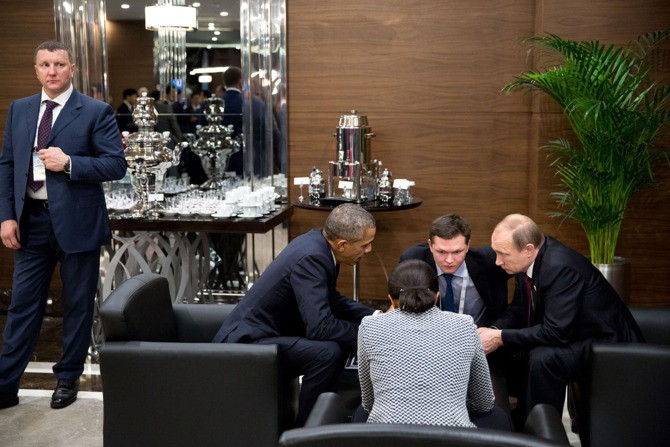 Tổng thống Obama thảo luận riêng với Tổng thống Nga Vladimir Putin về tình hình Syria và Ukraine, bên lề thương đỉnh G20 tại Antalya, Thổ Nhĩ Kỳ vào tháng 11/2015. Sau cuộc trao đổi, Nga và Mỹ thống nhất cho một cuộc chuyển giao quyền lực do người dân Syria chủ trì.