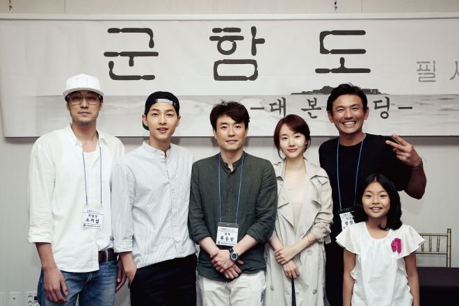 Dàn diễn viên chính của phim, hai gương mặt ngoài cùng bên trái là So Ji Sub và Song Joong Ki.