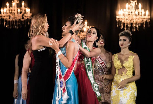  Hoa hậu Amazon 2015  Khoảnh khắc đăng quang tại cuộc thi Hoa hậu Amazon 2015, tại Brazil được xem là vừa khôi hài, vừa 
