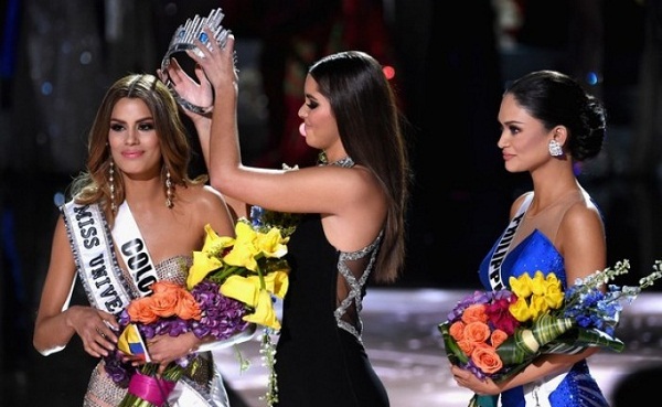 Hoa hậu Hoàn vũ 2015  Đến nay, nhiều người vẫn xem đêm chung kết Hoa hậu Hoàn vũ 2015 như một trò hề vì màn đọc sai kết quả không đáng có. Thật khôi hài khi hoa hậu Colombia vừa được xướng tên cho ngôi vị cao nhất, thì một lúc sau MC Stephen Havey quay trở lại sân khấu công bố người chiến thắng thực sự là hoa hậu Philippines. Đây là sự cố có một không hai trong lịch sử cuộc thi Hoa hậu Hoàn vũ.