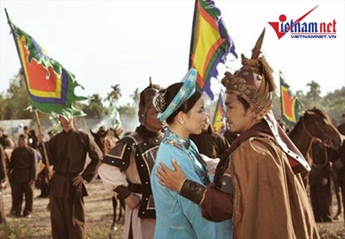 Hoa hậu Thùy Lâm có dịp hợp tác với Lý Hùng trong bộ phim cổ trang Tây Sơn hào kiệt. 