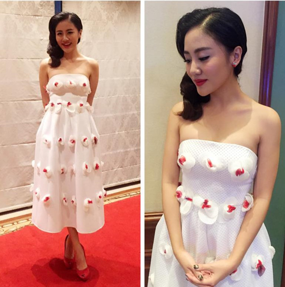 Văn Mai Hương điệu đà trong chiếc váy trắng điểm xuyết hoa nổi. Có vẻ khuyên tai 60 ngàn rất hợp để phối cùng chiếc váy.