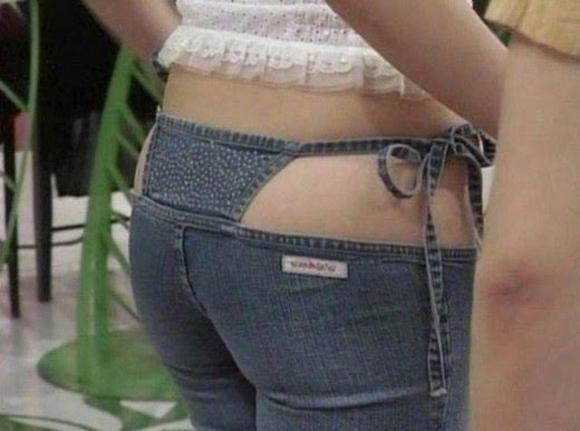 Chiếc quần jeans lộ nửa vòng ba và cố tình lộ quần chíp bên trong hết sức phản cảm của một cô gái có vóc dáng không mấy thon thả.