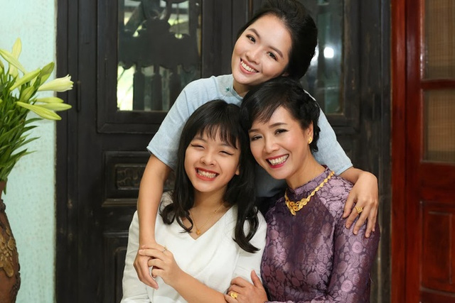 Gần 50 tuổi, là mẹ của 2 con gái đã trưởng thành, Chiều Xuân vẫn giữ được nhan sắc thanh lịch của người con gái Hà Nội.