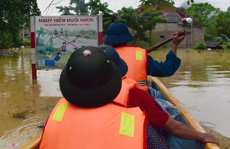 Xã Minh Hoá, huyện Minh Hoá (Quảng Bình) bị nước lũ bao vây từ đêm 14/10. Cán bộ xã phải dùng thuyền để di chuyển, phục vụ công tác ứng cứu lũ lụt.