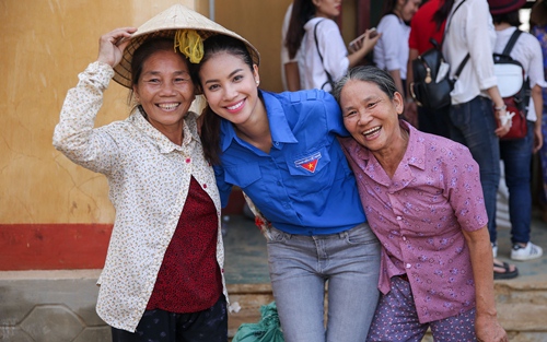 Nụ cười tươi rói của Phạm Hương luôn gắn liền trong chuyến hoạt động thiện nguyện.