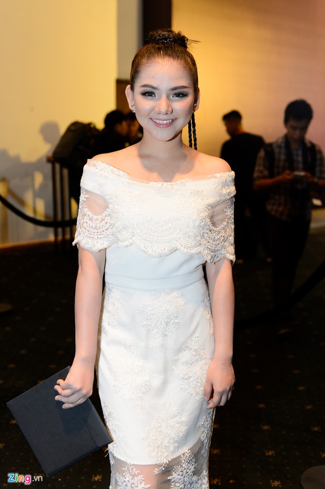 Quán quân X Factor mùa 2 Minh Như diện đầm trắng nhẹ nhàng, nữ tính phù hợp với lứa tuổi.