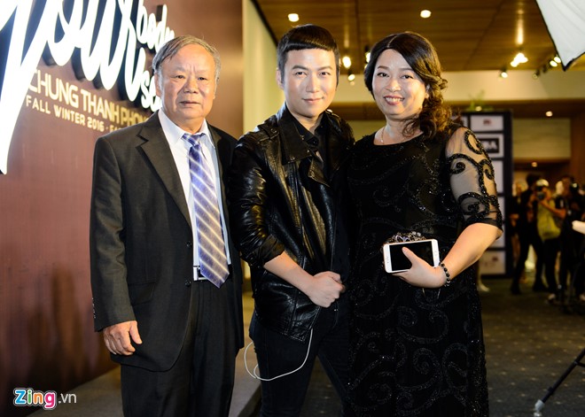 Bố mẹ của nhà thiết kế Chung Thanh Phong đến chúc mừng con trai.