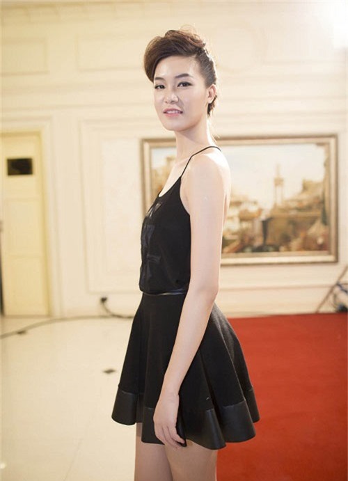 Hoa hậu Thùy Dung để lộ nhược điểm ‘phẳng lì’ khi ứng dụng trào lưu hot này. Cơ thể người đẹp trở nên mất cân đối khi phần cổ và tay quá thô, kiểu tóc cũng không thực sự phù hợp.
