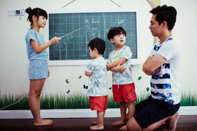 Ngoài công việc, Phan Anh thường chơi với các con để có thể hiểu hơn các bé, giúp các bé phát triển theo hướng đúng đắn nhất.