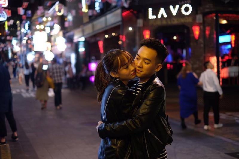 Cặp đôi liên tục trao nhau những cử chỉ âu yếm mọi lúc mọi nơi tại Hàn Quốc