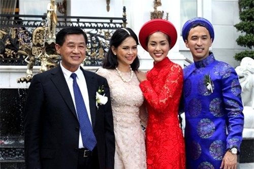 Tăng Thanh Hà trong ngày cưới Louis Nguyễn bên bố mẹ chồng