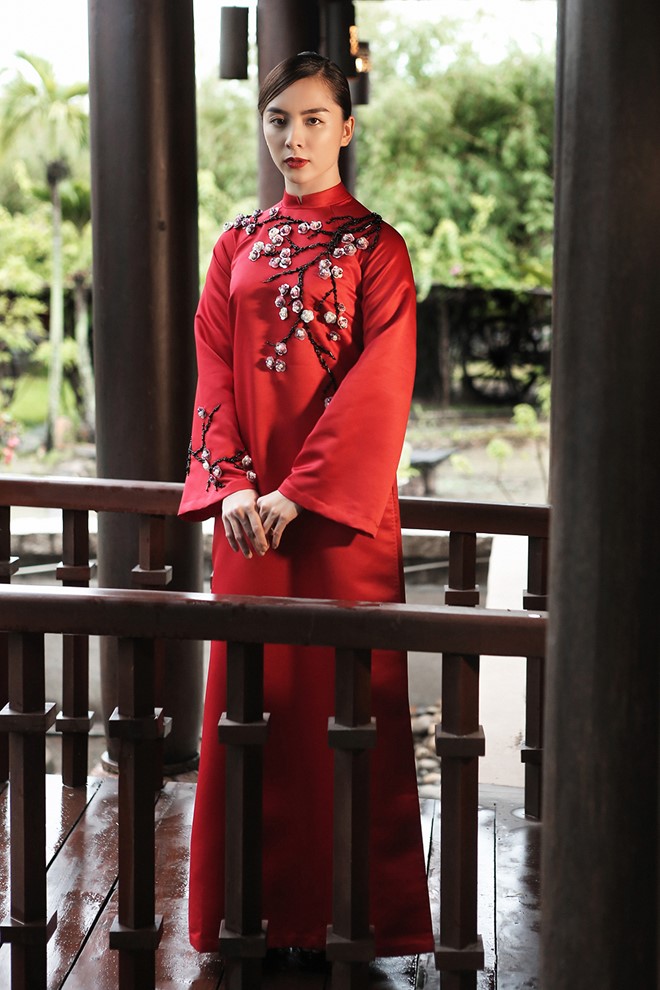 Á hậu Hoàn vũ 2008 - Dương Trương Thiên Lý - vừa hoàn thành bộ ảnh cùng Lệ Hằng, Thùy Dung để giới thiệu xu hướng cách tân áo dài của 7 nhà thiết kế Việt. 7 bộ sưu tập sẽ được trình làng vào khoảng cuối tháng 10, tại TP.HCM.
