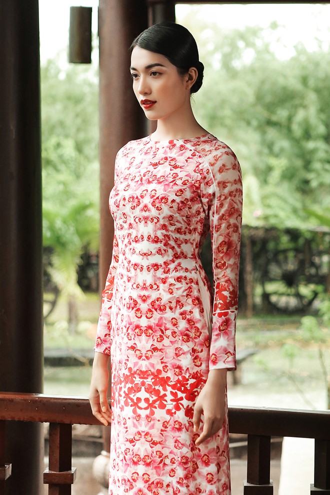 Ngoài Thiên Lý, Á hậu Hoàn vũ 2015 - Lệ Hằng - cũng là người mẫu thể hiện 7 bộ sưu tập. Trong ảnh, người đẹp Đà Nẵng diện thiết kế tối giản, sắc hoa rực rỡ.