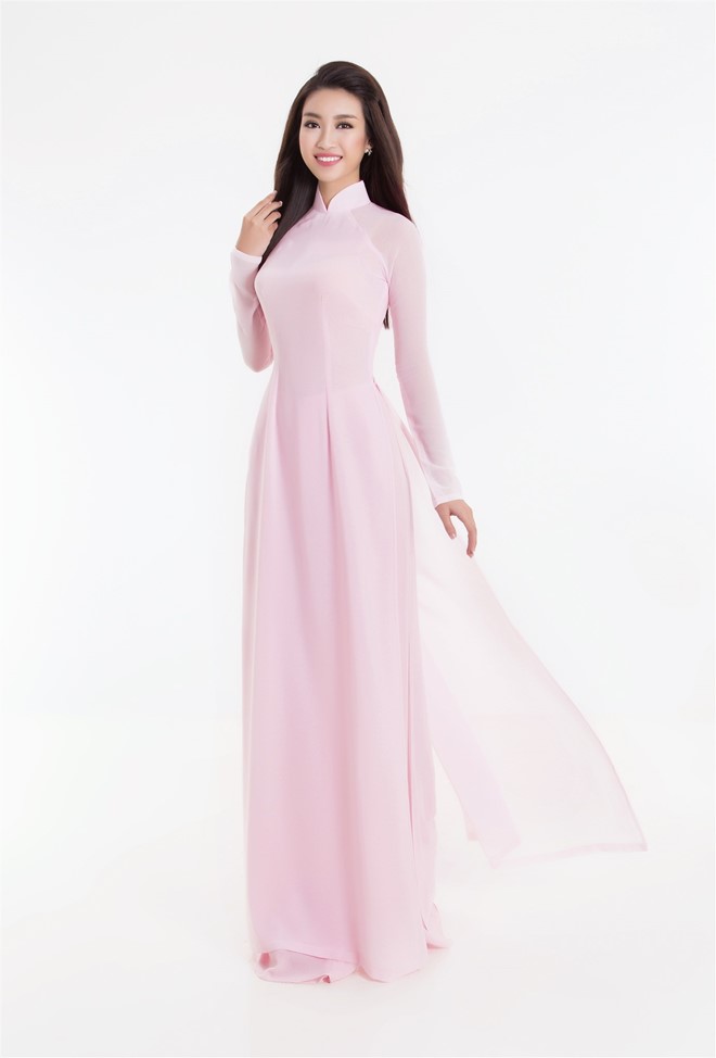 Hoa hậu Đỗ Mỹ Linh duyên dáng trong tà áo dài sắc hồng ngọt ngào. Người đẹp 20 tuổi trang điểm màu nude, mái tóc suông thẳng đơn giản.