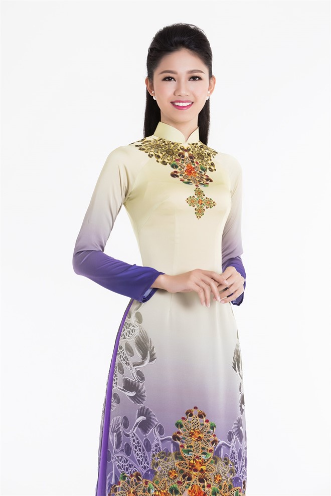 Thanh Tú cũng thể hiện tình yêu đối với trang phục truyền thống. Theo cô, phụ nữ Việt đẹp nhất khi khoác lên mình bộ áo dài.