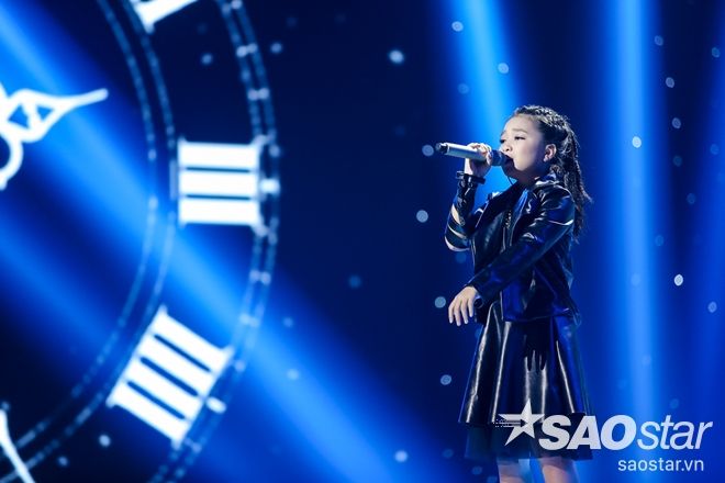 21h40: Cô bé Mai Anh đội HLV Noo Phước Thịnh dự thi với ca khúc Rock Tìm Lại. Mặc dù không phải là sở trường nhưng cô bé đã khiến cả sân khấu thật sự bùng nổ bởi giọng hát đầy nội lực và mạnh mẽ.