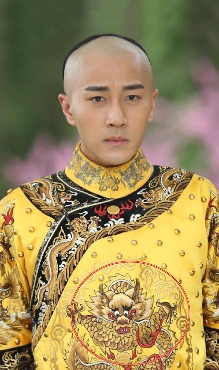 Khán giả từng la ó khi xem Lưu Khải Uy đóng vai vua thời Thanh nhưng lại mặc hoàng bào thêu hình 