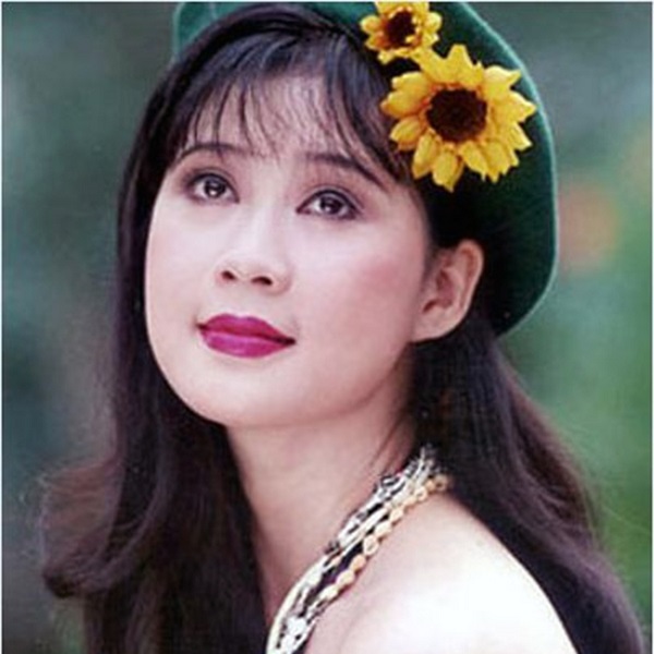 Diễn viên Diễm Hương - Ngọc nữ của màn ảnh Việt những năm 90 đẹp dịu dàng với tóc mái thưa được uốn cong. Thời bấy giờ, khái niệm tóc mái thưa chưa xuất hiện mà cái tên “mái hỉ nhi” mới chính là cách gọi của kiểu tóc mái này.