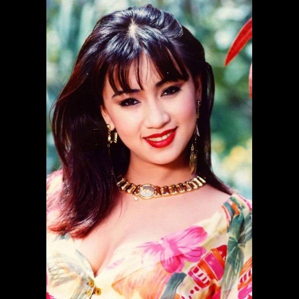 Diễn viên Y Phụng là biểu tượng sexy của màn ảnh Việt những năm thập niên 90. Mái tóc của nữ diễn viên được tạo kiểu đơn giản, tóc mái uốn nhẹ tự nhiên.