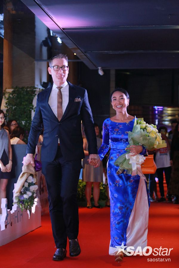 Vợ chồng Đoan Trang tay trong tay xuất hiện trên thảm đỏ.
