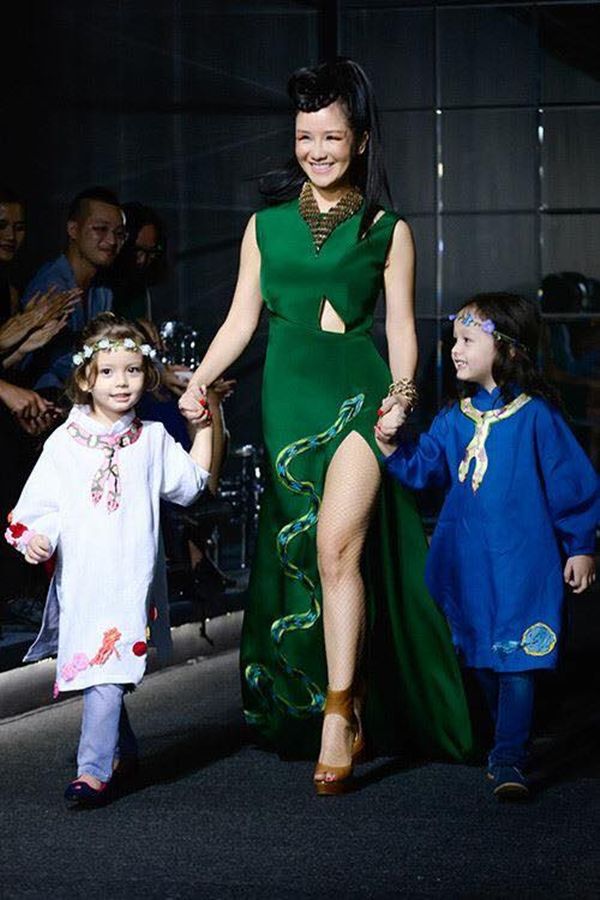 Ba mẹ con Hồng Nhung trở thành tâm điểm chú ý khi sải bước trên sàn catwalk một sự kiện thời trang cách đây không lâu.