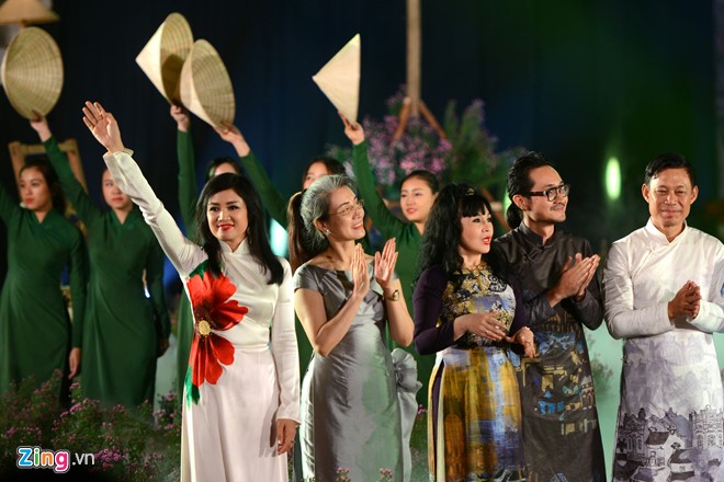 Nghệ sĩ Thu Hà, Lan Hương, Tiến Hợi rạng rỡ trong trang phục truyền thống. 