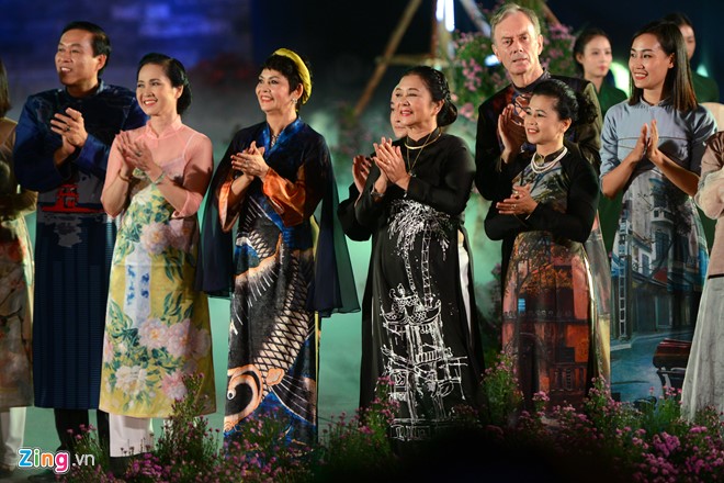 Đây là một trong những lần hiếm hoi vợ chồng nghệ sĩ Đỗ Kỷ (ngoài cùng bên trái) cũng làm người mẫu. Chương trình còn có sự góp mặt của NSND Minh Châu, NSƯT Thanh Loan. 