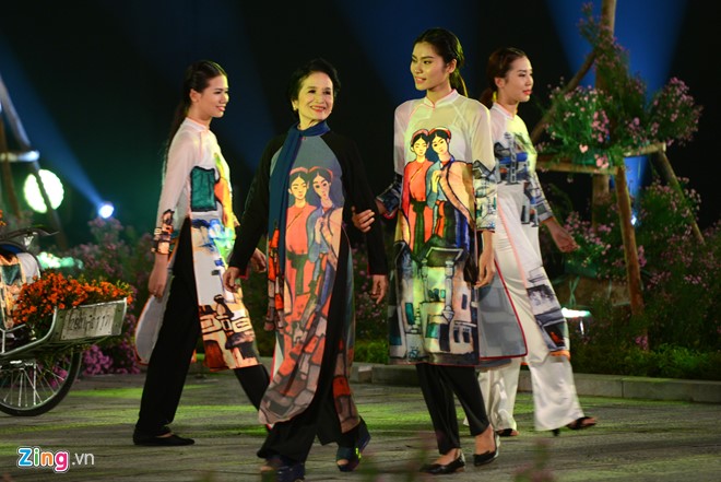 Nghệ sĩ Trà Giang trình diễn một thiết kế trong bộ sưu tập lấy ý tưởng từ tranh Bùi Xuân Phái của NTK Minh Hạnh. 