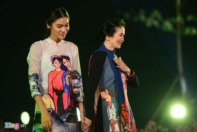 Giai nhân màn ảnh Việt một thời không giấu được niềm vui khi lần thứ 2 được làm người mẫu áo dài trên sân khấu thủ đô: 