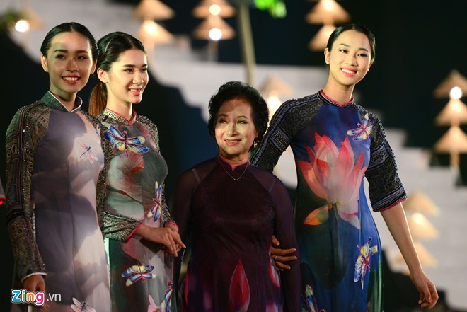 Nghệ sĩ Vũ Dậu là khách mời đặc biệt trong màn giới thiệu bộ sưu tập của Vũ Việt Hà. 