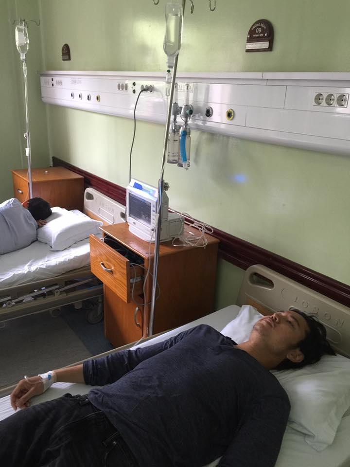 Mới đây, Vũ Hoàng Việt bất ngờ chia sẻ hình ảnh anh đang nằm trong bệnh viện kèm dòng chú thích “Kiệt sức em vào viện truyền nước biển”