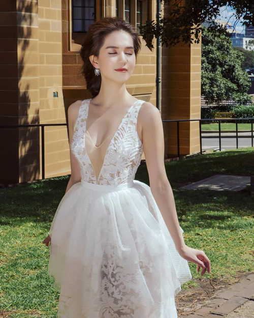 Ngọc Trinh quyến rũ trong chiếc váy trắng mộng mơ: 