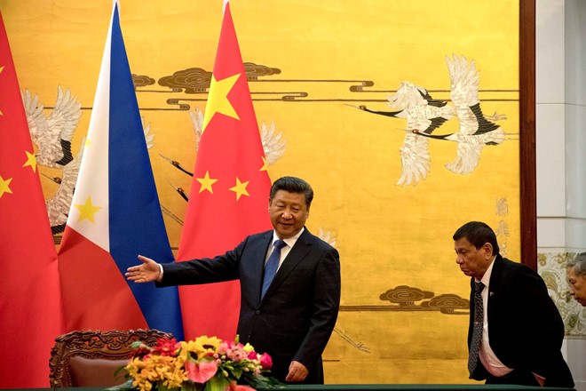 Chủ tịch Trung Quốc Tập Cận Bình đón tiếp Tổng thống Philippines Rodrigo Duterte tại Đại lễ đường Nhân dân ở Bắc Kinh hôm 20/10. Trong chuyến thăm Trung Quốc 4 ngày, ông Duterte đã tuyên bố "tách khỏi" Mỹ - đồng minh lâu năm của Philippines. Ảnh:Reuters. 