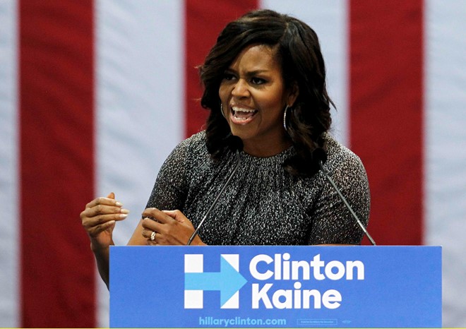 Đệ nhất phu nhân Mỹ Michelle Obama tham gia chiến dịch vận động tranh cử cho bà Hillary Clinton tại Phoenix, Arizona hôm 20/10. Điều đặc biệt là dù chỉ trích đối thủ của bà Clinton là ông Donald Trump, bà Obama chưa một lần nhắc đến cái tên "Donald Trump". Ảnh: Reuters.