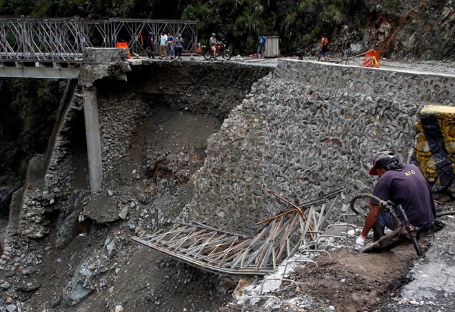 Một cây cầu bị tàn phá sau khi bão Haima quét qua Philippines. 13 người đã thiệt mạng vì bão. Đến ngày 21/10, bão tiến vào Trung Quốc. Ảnh: Reuters.