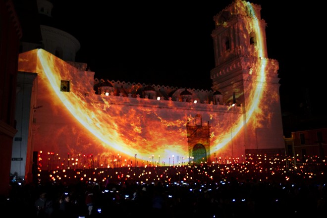 Màn trình diễn ánh sáng trên nền tường một nhà thờ Công giáo tại Quito, Ecuador hôm 18/10. Ảnh: Reuters.