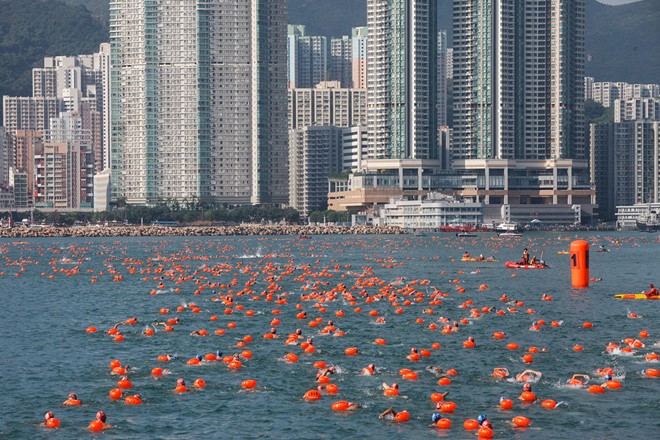 Cuộc thi bơi xuyên cảng thường niên diễn ra hôm 18/10 ở Hong Kong. Cuộc thi năm nay thu hút 3.000 người tham dự. Dòng nước chảy xiết đã làm 1 người thiệt mạng. Ảnh:AFP.