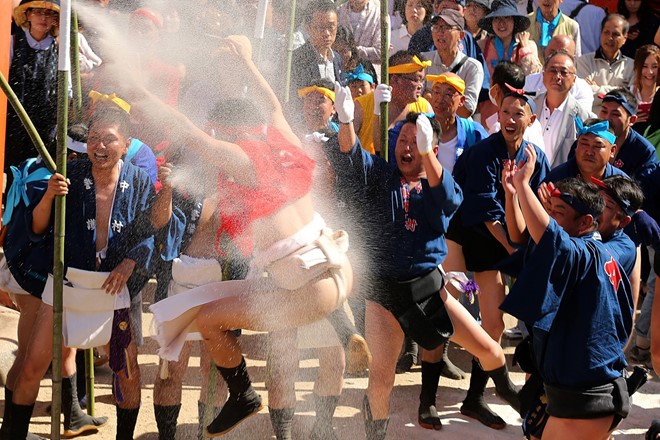 Dân làng Nakamura (Himeji, Nhật Bản) thanh tẩy cơ thể trước lễ hội Nada hàng năm. Ảnh: Getty.