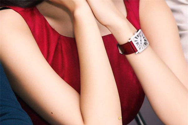 Đầu năm 2016, diễn viên Minh Hằng sử dụng chiếc đồng hồ ngày làm phụ kiện để hoàn thiện phong cách thanh lịch, quý phái của cô khi tham dự buổi họp báo ra mắt bộ phim 