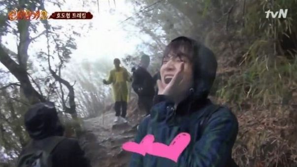 Tham gia chương trình New Journey to the West, Ahn Jae Hyun khiến nhiều người thổn thức khi hét to “Anh yêu Hye Sun rất nhiều” trên đỉnh núi.