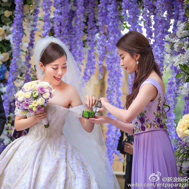 Trương Tịnh Dĩnh nhận nhẫn cưới từ Lưu Diệc Phi.