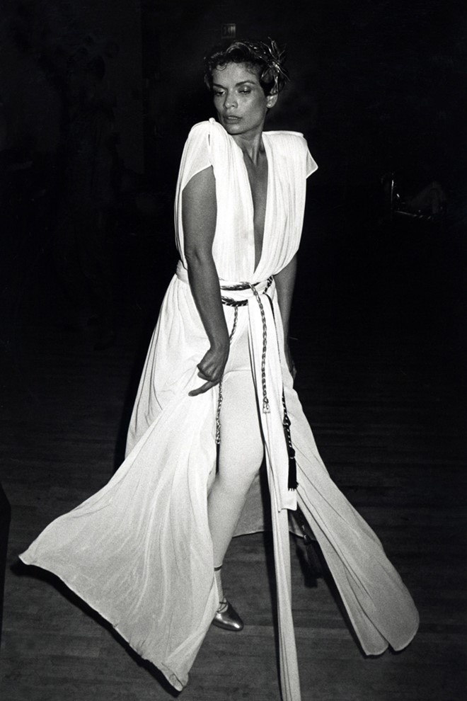 Nữ diễn viên Bianca Jagger - biểu tượng của vẻ đẹp gợi cảm từng gây sốc với chiếc váy quấn hở rất nhiều phần cơ thể.