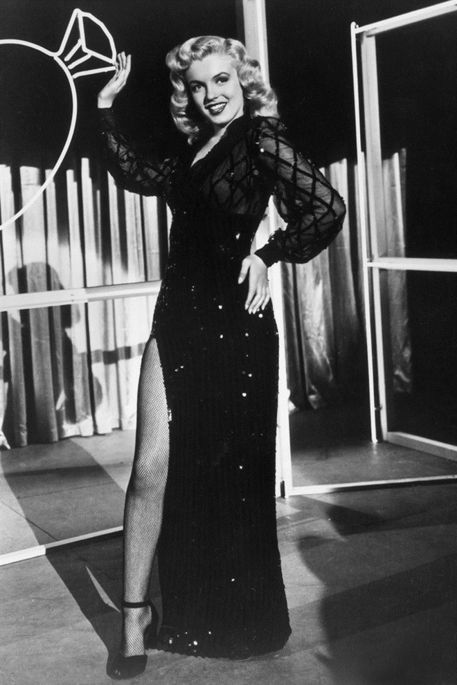 Marilyn Monrow và mẫu đầm gợi cảm năm 1952, dù không thể so sánh với cặp chân của siêu mẫu thời nay nhưng cô đào nổi tiếng vẫn luôn biết cách để khoe thế mạnh sexy.