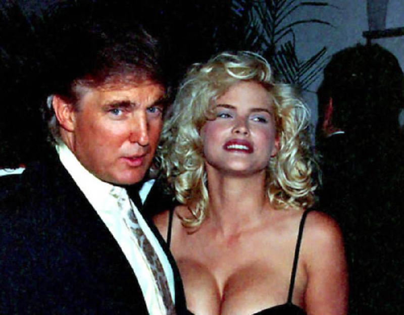 Một người mẫu kiêm diễn viên nóng bỏng khác từng dính tin đồn cặp kè với ông Trump là Anna Nicole Smith. Cả hai từng bị cho là có quan hệ tình ái vào những năm 90, sau khi ông Trump ly dị vợ đầu.