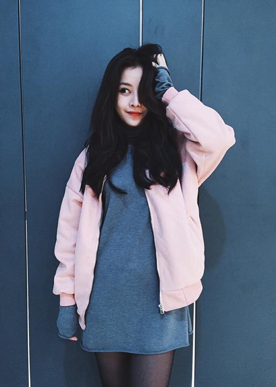 Trong tiết trời se lạnh cô nàng đã chọn váy suông chất liệu nỉ và áo khoác bomber màu hồng phấn vô cùng trẻ trung.