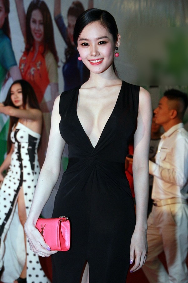 Cô là người đẹp có tần suất khoe ngực nhiều nhất của làng giải trí Việt