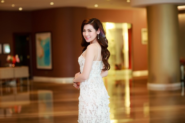 Sáng nay 8/11, Á hậu Tú Anh đã tới tham dự một sự kiện tại Hà Nội, ngay khi vừa xuất hiện người đẹp đã thu hút vạn ánh nhìn khi diện trang phục xuyên thấu.
